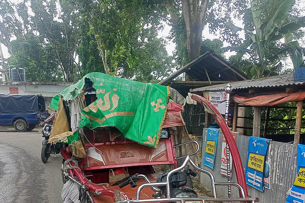 বাগমারায় ট্রাকের ধাক্কায় ৬ শিক্ষার্থী আহত, স্নাতক পরীক্ষা দিতে পারলেন না