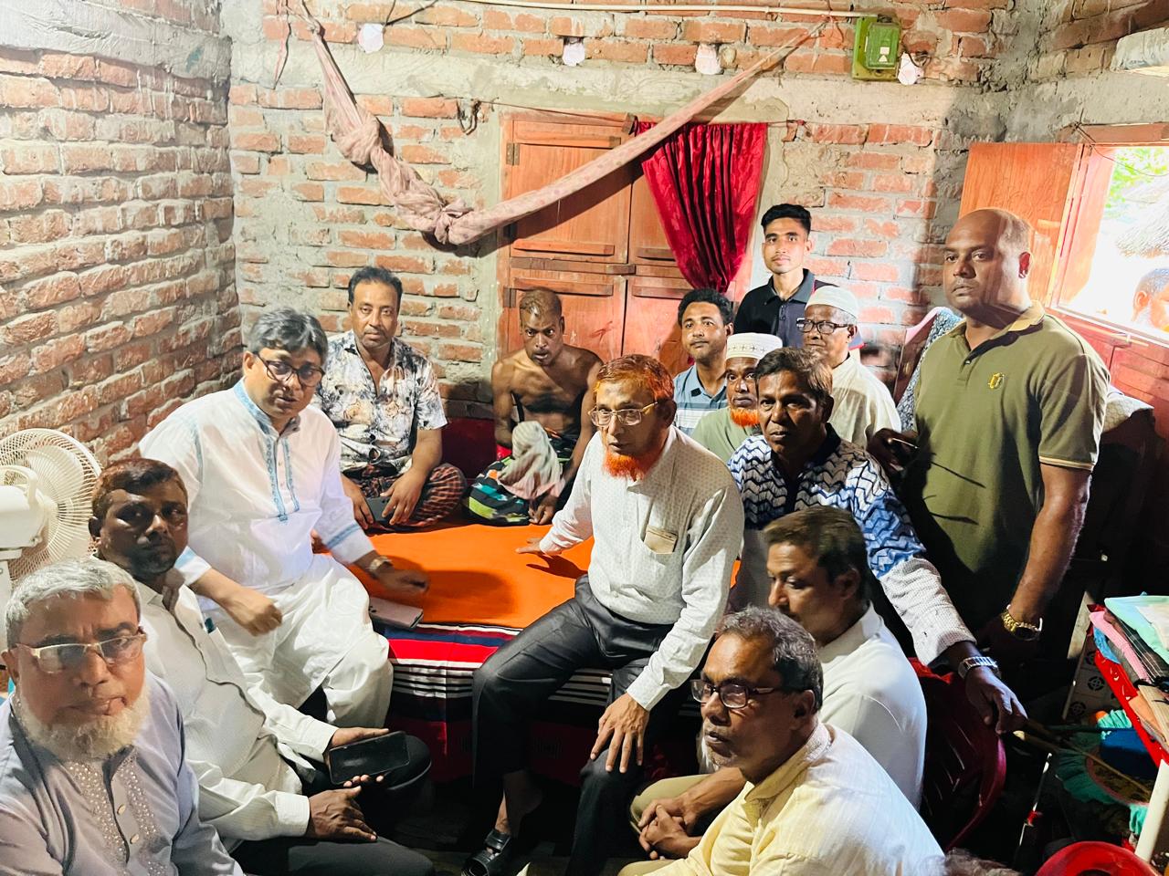 বাগমারায় ক্যান্সার আক্রান্ত তৃণমূল বিএনপি নেতা আশরাফুলের পাশে অধ্যাপক কামাল হোসেন